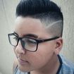 Undercut com high fade e graduação no topo.