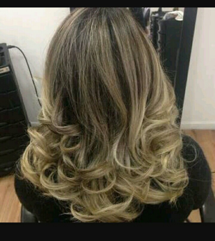 Escova  modelada cabelo auxiliar cabeleireiro(a) maquiador(a) recepcionista