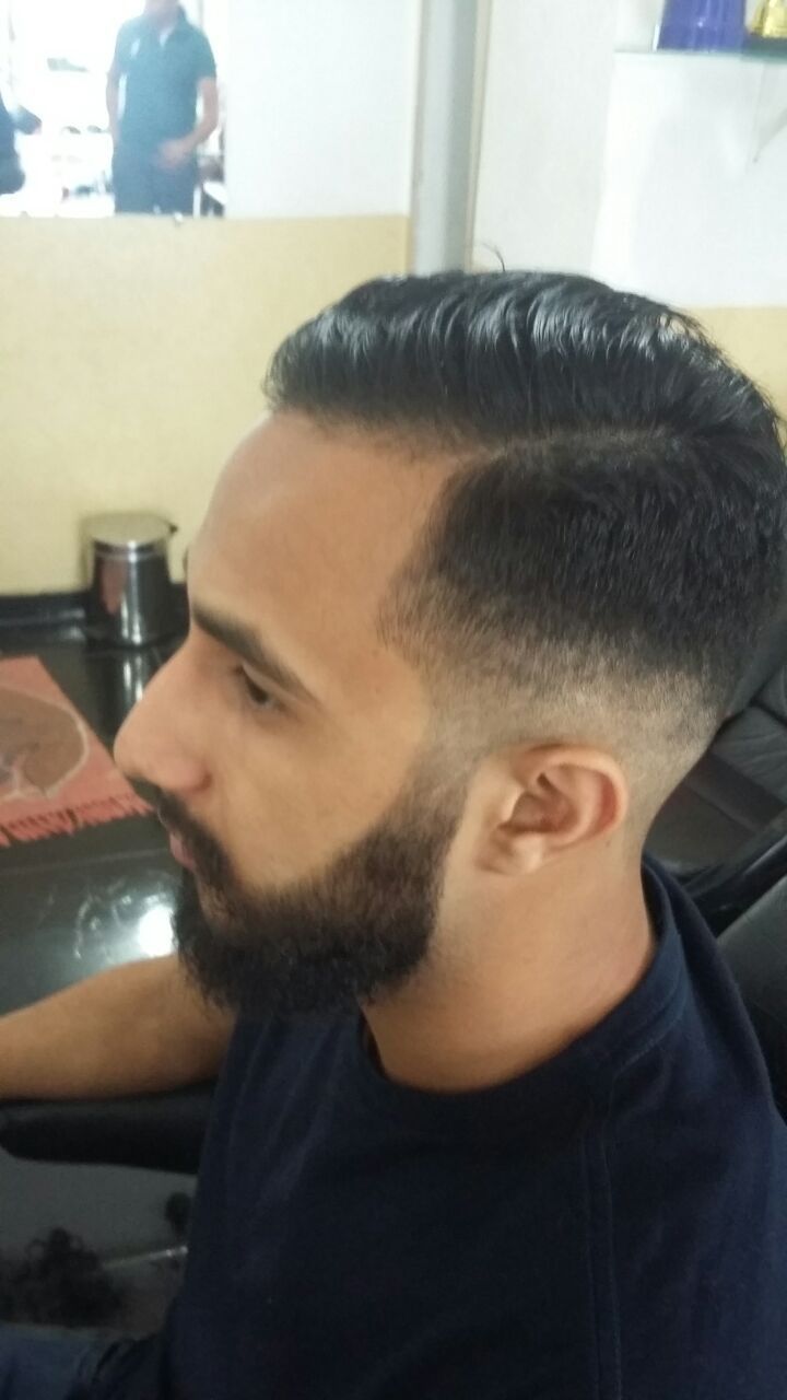 E depois baraba a teroura e com com degradê no cabelo e desfarce da costeleta para a barba . barbeiro(a)