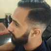 E depois baraba a teroura e com com degradê no cabelo e desfarce da costeleta para a barba .