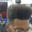 Corte flat top com degradê navalhado  e corte a tesoura em cima  .