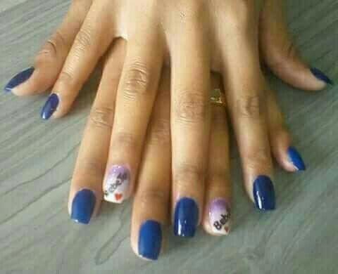 Unha postiça com aspecto natural.
Desenho feito à mão,escolha da cliente homenageando o namorado. unha manicure e pedicure