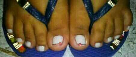 Branco puríssimo com desenho feito à mão.
Escolha da cliente. unha manicure e pedicure
