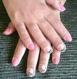 Unhas naturais da cliente.
Cuticulagem funda com desenho feito à mão. unha manicure e pedicure
