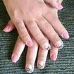 Unhas naturais da cliente.
Cuticulagem funda com desenho feito à mão.
