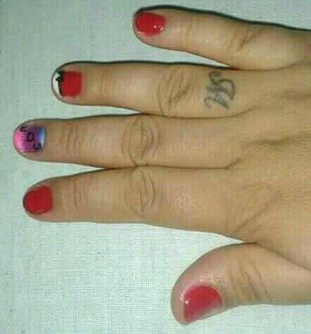 Unhas curtas
Cuticulagem funda com decoração feita à mão 
Homenagem ao marido!! unha manicure e pedicure