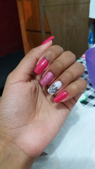 Algumas postiças. unha manicure e pedicure
