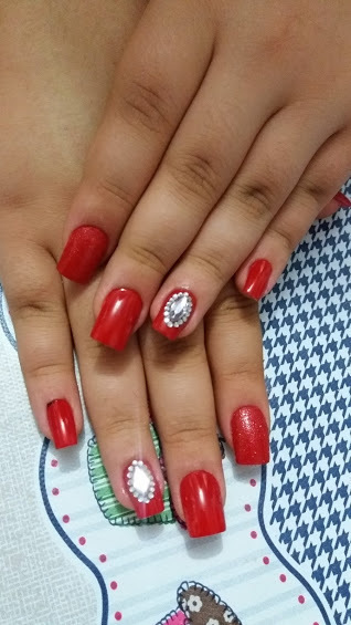 Aplicação de unhas postiças e pedrarias. unha manicure e pedicure