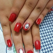 Aplicação de unhas postiças e pedrarias.