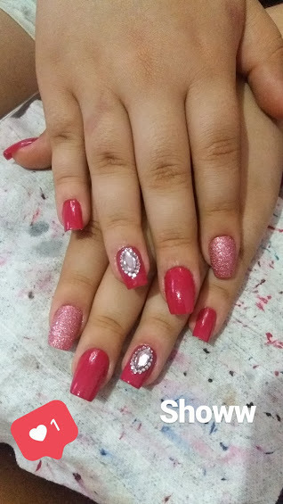 Aplicação de unhas postiças e pedrarias. unha manicure e pedicure