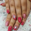 Aplicação de unhas postiças e pedrarias.
