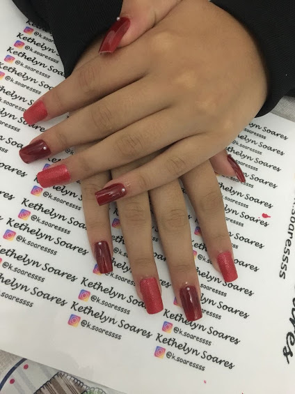 Aplicação de unhas postiças. manicure e pedicure