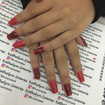 Aplicação de unhas postiças.