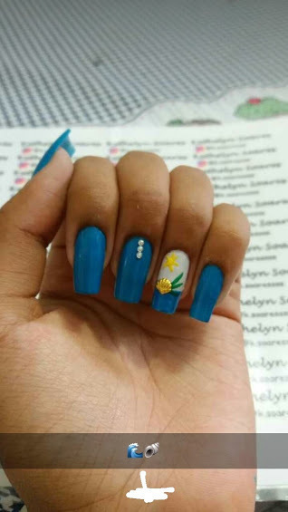 Desenho feito a mão. unha manicure e pedicure