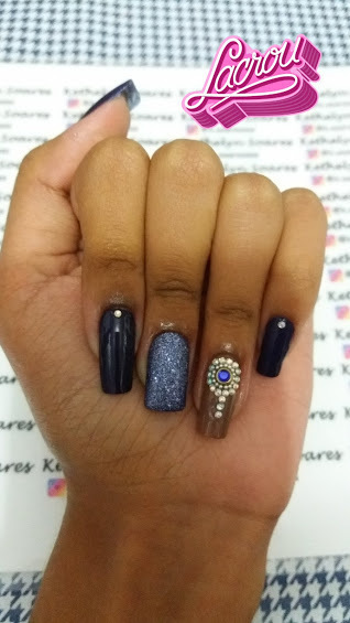 Aplicação de pedrarias e uma postiça. unha manicure e pedicure