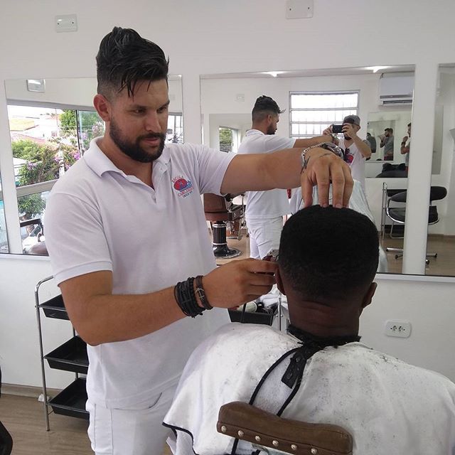 EXECUTANDO UM CORTE FADE cabelo barbeiro(a)