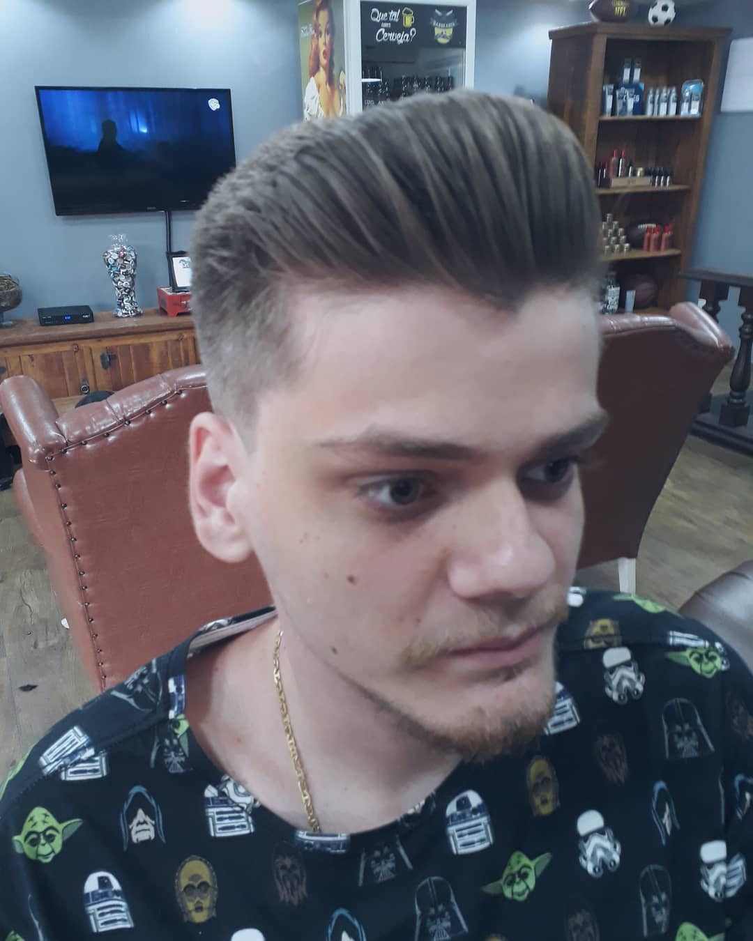 New Pompadour com laterais mais baixas. cabelo barbeiro(a)