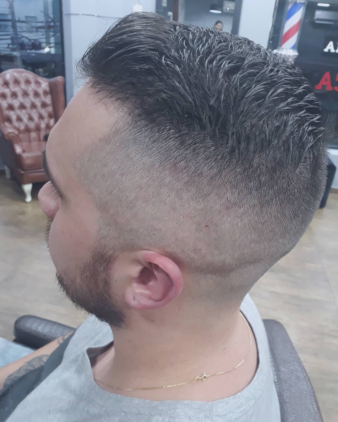 Sidepart com High fade cabelo barbeiro(a)