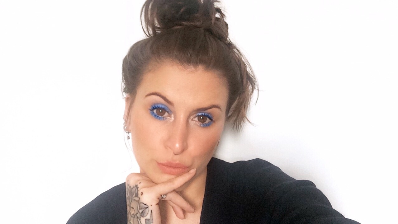 azul é a cor mais quente - make azul tendencia de 2018 com boca nude  maquiagem maquiador(a) stylist / visagista