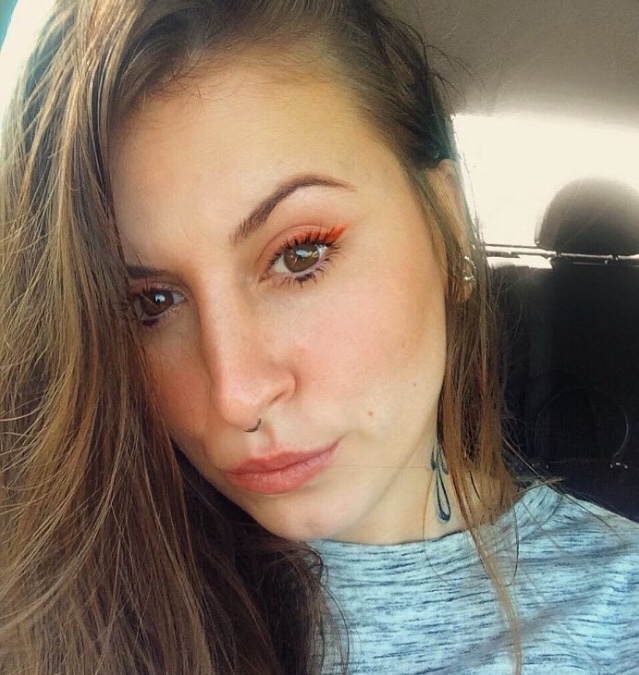 delineador abobora com concavo marcado bem básico, macha de delineado tendência  maquiagem maquiador(a) stylist / visagista