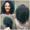 Corte e ombre hair azul em cabelos cacheados