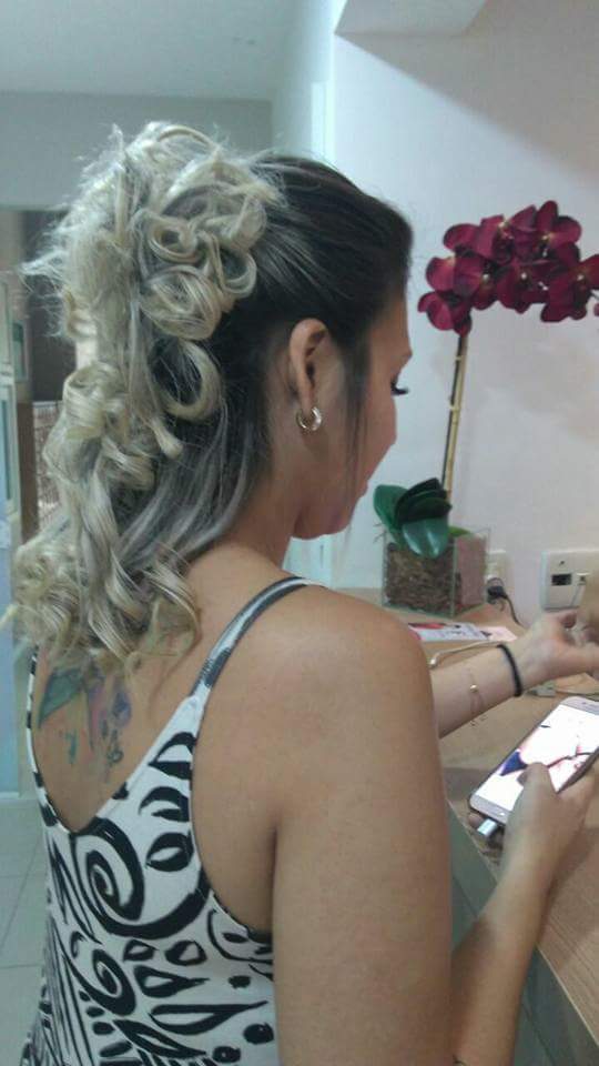Obrehair é um simples penteado  cabelo cabeleireiro(a)