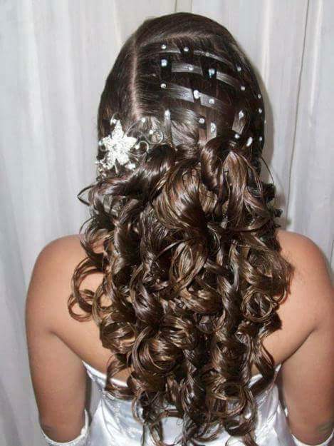 Por entrado 15 anos , penteado feito com aplique  cabelo cabeleireiro(a)