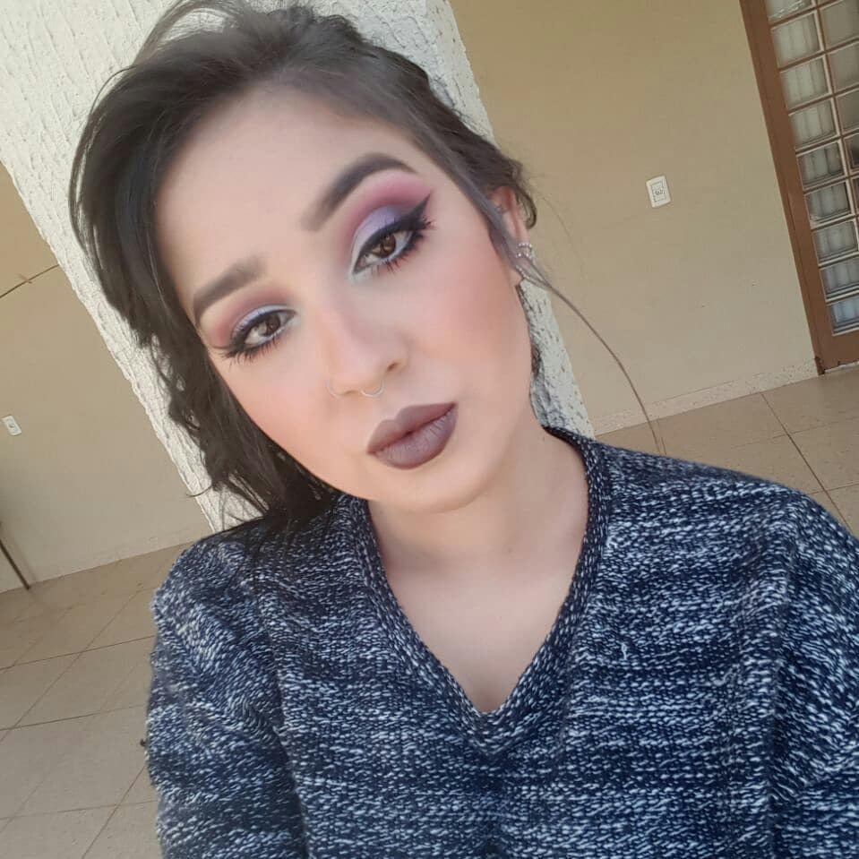 Make colorida em tons de lilaz e roxo. maquiagem maquiador(a) biomédico(a)