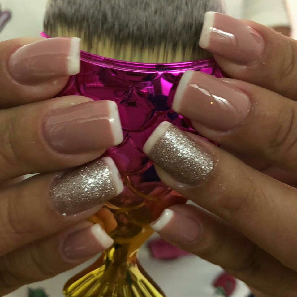 Alongamento em silicone /gel moldado, mas cultilagem e esmaltaçao. unha manicure e pedicure manicure e pedicure
