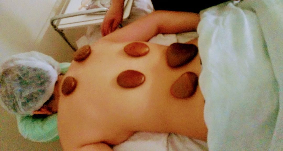 Massagem com pedras quentes. outros massoterapeuta esteticista aromaterapeuta cosmetólogo(a) outros