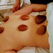 Massagem com pedras quentes.