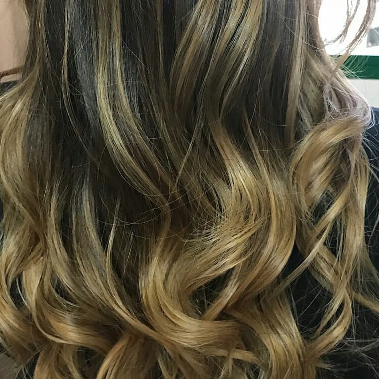 Morena iluminada com aquele tom Capuccino que elas amam. cabelo cabeleireiro(a) maquiador(a) designer de sobrancelhas escovista