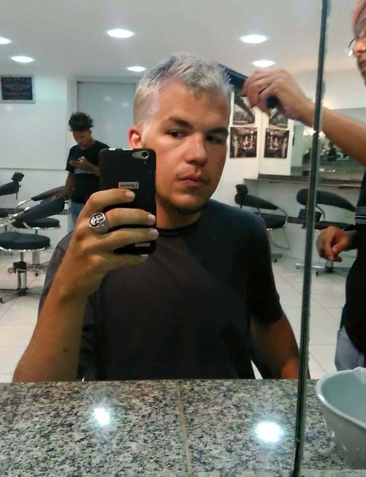 Platinado cabelo barbeiro(a)
