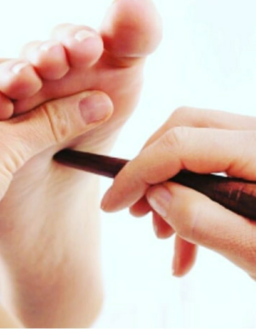 A  Massagem e Reflexologia Podal Tailandesa são terapias fundamentais na prevenção de doenças, e ambas se complementam em perfeita harmonia. 
Reflexologia podal é muito mais do que uma massagem nos pés; é uma cura natural altamente eficaz no tratamento de muitos problemas de saúde.
Manipulações específicas e a aplicação de pressão nesses pontos reflexos reduz e elimina bloqueios que correspondem às glândulas e órgãos do corpo, e então promove o equilíbrio de uma forma saudável.
Na Reflexologia Podal Tailandesa, a estimulação dos pontos é feita pelo uso de um bastão de madeira; diferente da técnica Japonesa e Chinesa que utiliza os polegares ou a articulação dos dedos para a estimulação. Isso se dá à precisão dos pontos e à economia de esforço físico para o terapeuta.
Esta terapia ancestral tailandesa é excelente para aliviar o estresse e promover o relaxamento. Os benefícios da reflexologia podal são:
Estimulação e melhora nas funções dos órgãos internos do corpo.
Estimula o sistema circulatório e melhora o sistema de drenagem linfática natural.
Previne e alivia alguns problemas como constipação, asma, problemas de vesícula, fígado, dor de cabeça, doença renal, enxaqueca, sinusite, problemas no estômago, fibromialgia, insônia e outros.
Melhora a circulação sanguínea nas pernas e pés.
Estimula a mente, aumentando o fluxo de sangue no cérebro e aumenta o nível de concentração.
Ajuda a eliminar as toxinas no corpo e estimular o sistema imunológico.
Reduz a rigidez nas pernas e melhora a flexibilidade.
Desbloqueio de canais de energia, promovendo maior fluxo de prana.
Estimula as terminações nervosas sensoriais, os quais produzem o sentimento de felicidade e alegria.
Alivio do cansaço físico e mental, o qual promove alívio do estresse, relaxamento, bem-estar, tranquilidade e calma. podólogo(a)