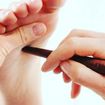 A  Massagem e Reflexologia Podal Tailandesa são terapias fundamentais na prevenção de doenças, e ambas se complementam em perfeita harmonia. 
Reflexologia podal é muito mais do que uma massagem nos pés; é uma cura natural altamente eficaz no tratamento de muitos problemas de saúde.
Manipulações específicas e a aplicação de pressão nesses pontos reflexos reduz e elimina bloqueios que correspondem às glândulas e órgãos do corpo, e então promove o equilíbrio de uma forma saudável.
Na Reflexologia Podal Tailandesa, a estimulação dos pontos é feita pelo uso de um bastão de madeira; diferente da técnica Japonesa e Chinesa que utiliza os polegares ou a articulação dos dedos para a estimulação. Isso se dá à precisão dos pontos e à economia de esforço físico para o terapeuta.
Esta terapia ancestral tailandesa é excelente para aliviar o estresse e promover o relaxamento. Os benefícios da reflexologia podal são:
Estimulação e melhora nas funções dos órgãos internos do corpo.
Estimula o sistema circulatório e melhora o sistema de drenagem linfática natural.
Previne e alivia alguns problemas como constipação, asma, problemas de vesícula, fígado, dor de cabeça, doença renal, enxaqueca, sinusite, problemas no estômago, fibromialgia, insônia e outros.
Melhora a circulação sanguínea nas pernas e pés.
Estimula a mente, aumentando o fluxo de sangue no cérebro e aumenta o nível de concentração.
Ajuda a eliminar as toxinas no corpo e estimular o sistema imunológico.
Reduz a rigidez nas pernas e melhora a flexibilidade.
Desbloqueio de canais de energia, promovendo maior fluxo de prana.
Estimula as terminações nervosas sensoriais, os quais produzem o sentimento de felicidade e alegria.
Alivio do cansaço físico e mental, o qual promove alívio do estresse, relaxamento, bem-estar, tranquilidade e calma.