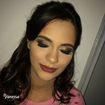 Maquiagem e penteado semi preso.