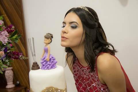 Maquiagem e penteado para debutante. maquiagem auxiliar cabeleireiro(a) maquiador(a) manicure e pedicure