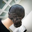 Penteado coque lateral com trança escama de peixe