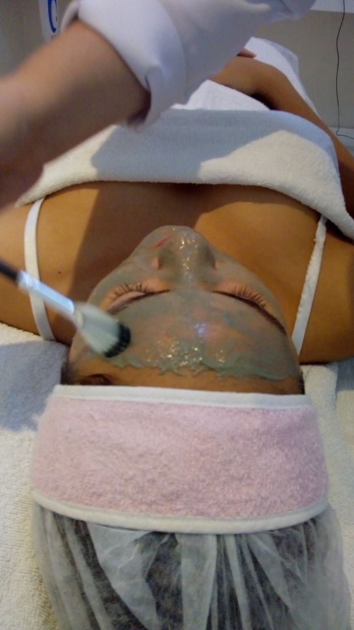 Máscara calmante no pós limpeza de pele, ajuda a hidratar e leva os nutrientes necessários para a pele. estética esteticista depilador(a)