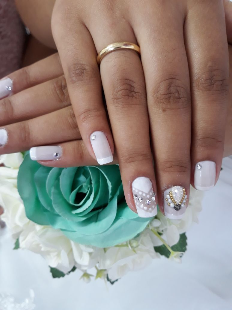 Trabalho com unhas decorativas para noiva.  unha manicure e pedicure estudante (designer sobrancelha)