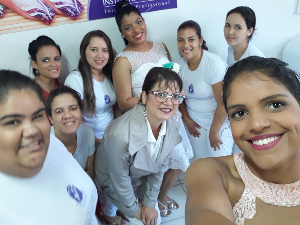 manicure e pedicure estudante (designer sobrancelha)