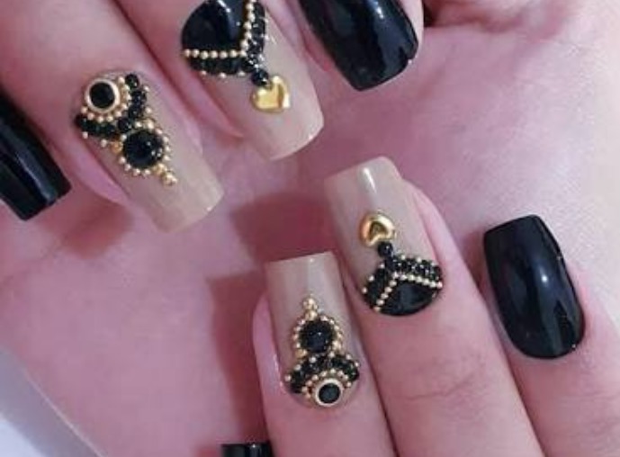 Designer com joinha.montada por mim na mão da cliente unha manicure e pedicure depilador(a) designer de sobrancelhas