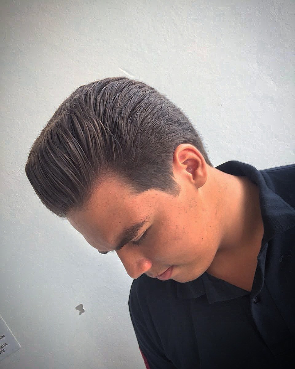 Corte clássico realizado somente na tesoura. cabelo barbeiro(a)