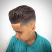 Mid fade com penteado pompadour.