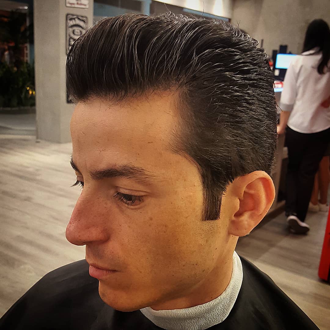 Corte tradicional realizado na tesoura. cabelo barbeiro(a)