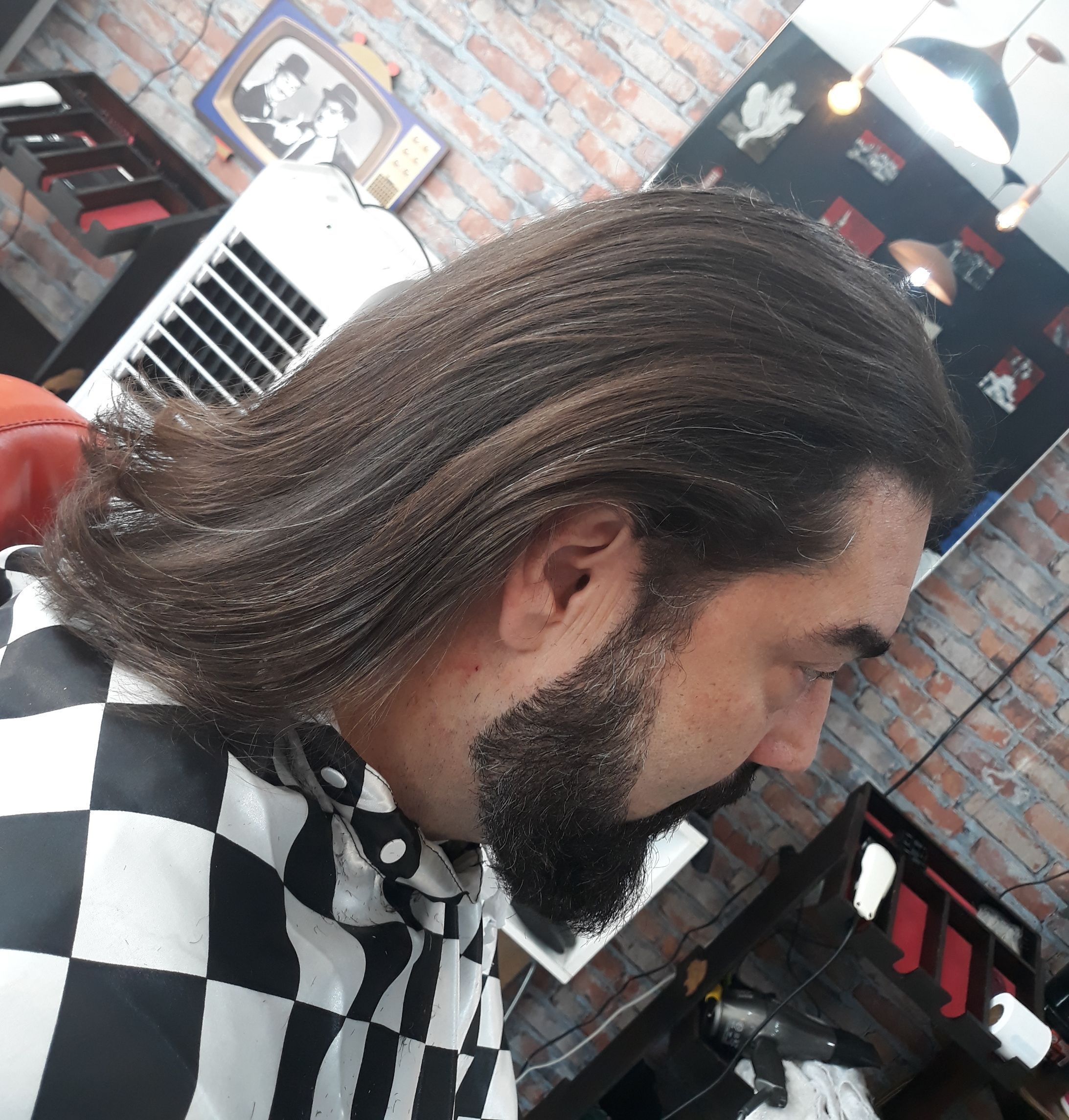 Corte médio + Barba. cabelo barbeiro(a) cabeleireiro(a)