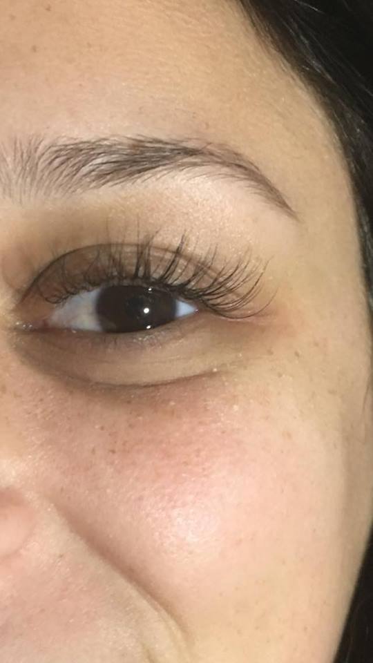 Alongamento de cílios fio a fio com efeito natural.  outros designer de sobrancelhas auxiliar cabeleireiro(a) estudante (cabeleireiro) manicure e pedicure estudante (maquiador)