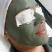 Limpeza de pele finalizado com máscara de Argila verde.
Indicada para peles oleosas, poros dilatados. 
Controle da oleosidade
Anti séptico.
Entre outro benefícios.