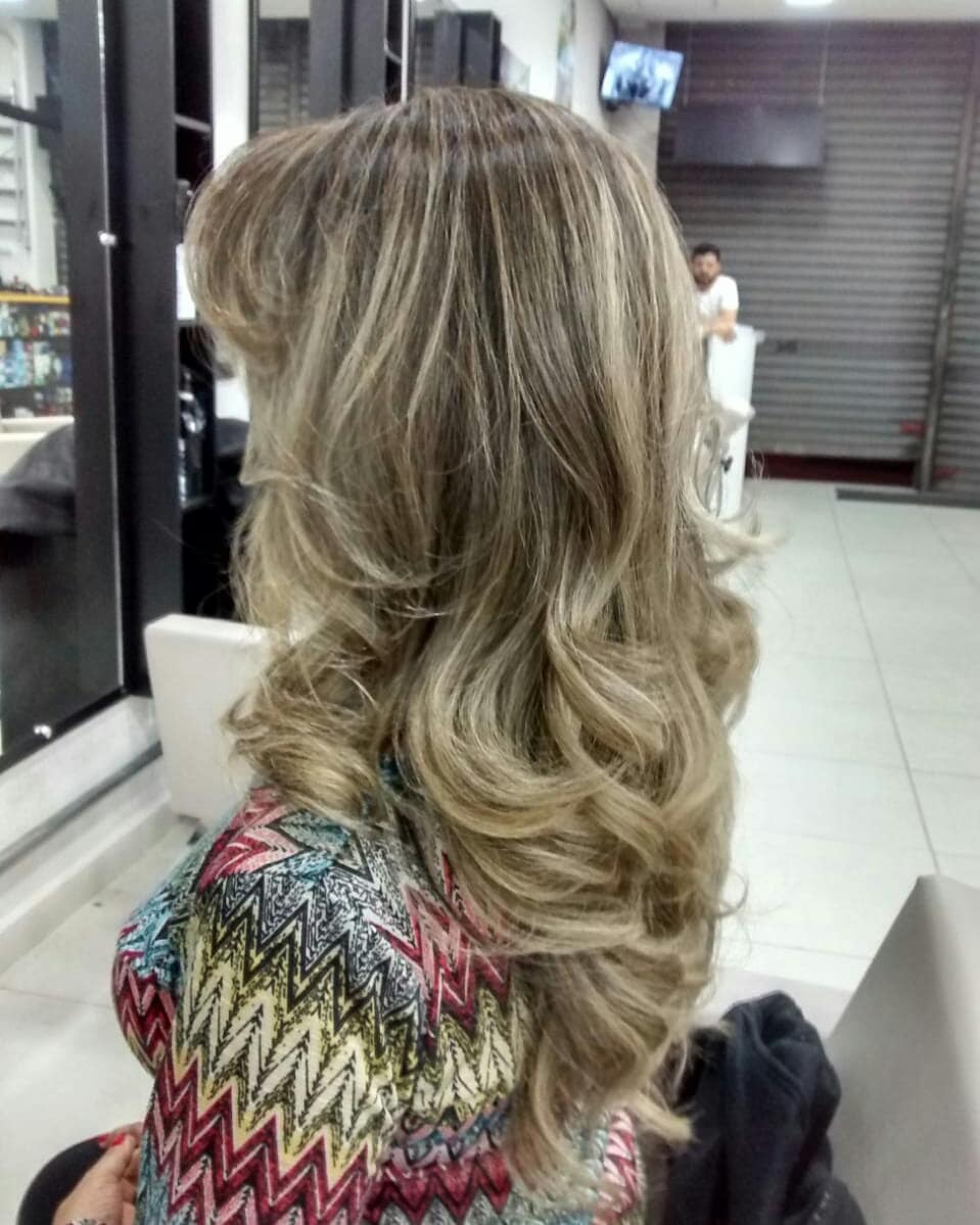 Luzes bege dourado  cabelo cabeleireiro(a)