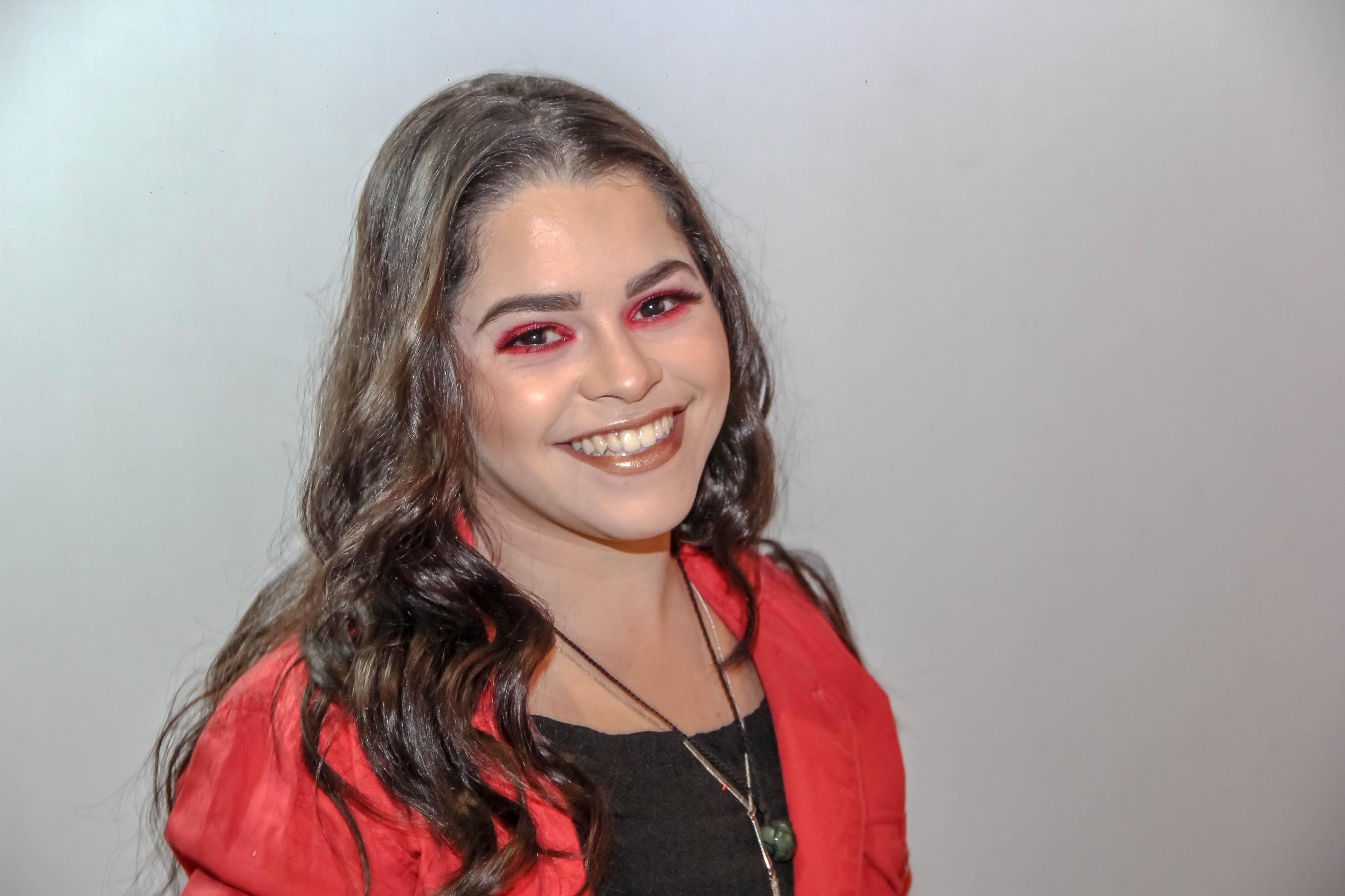 Tons vermelhos. maquiagem maquiador(a) designer de sobrancelhas